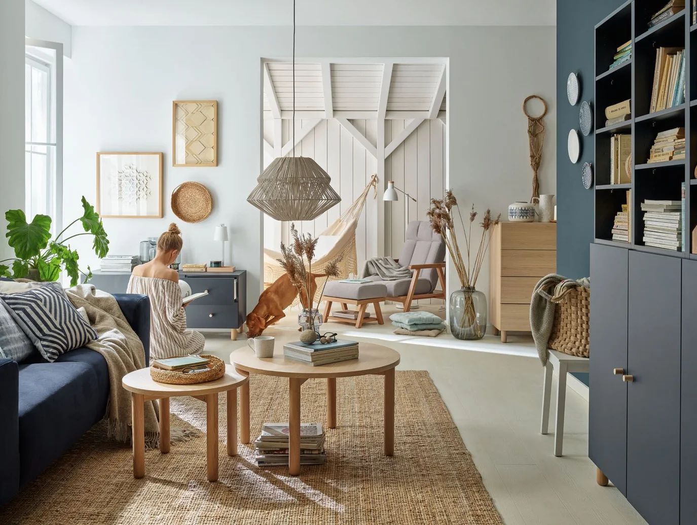 Jasny salon w stylu boho z granatowymi akcentami